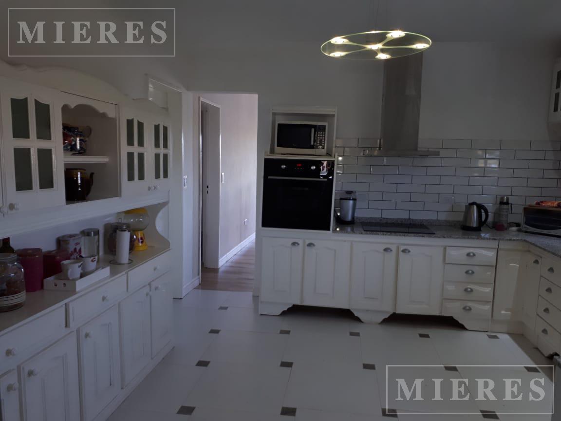 Casa en venta a la laguna en El Cantón barrio Golf