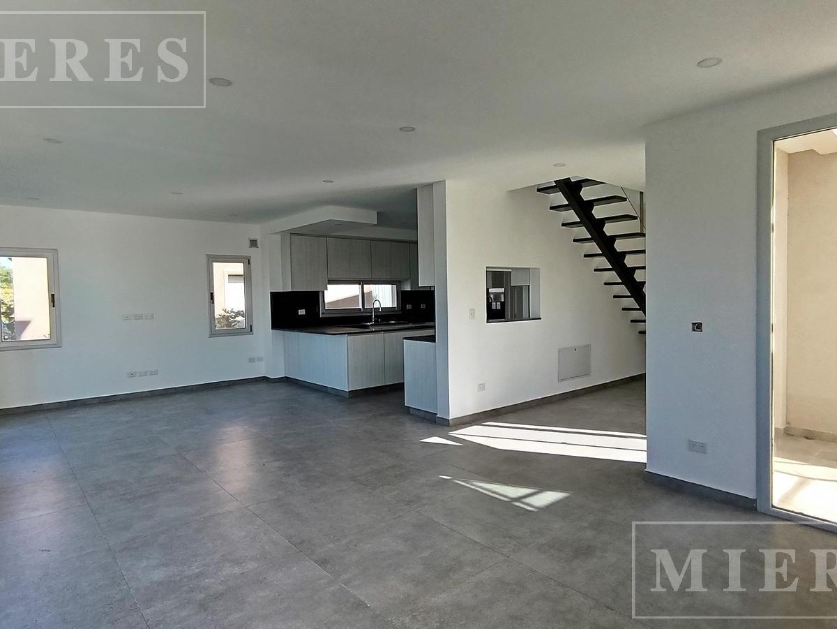 Casa en venta sobre lote interno en Barrio Vistas Puertos