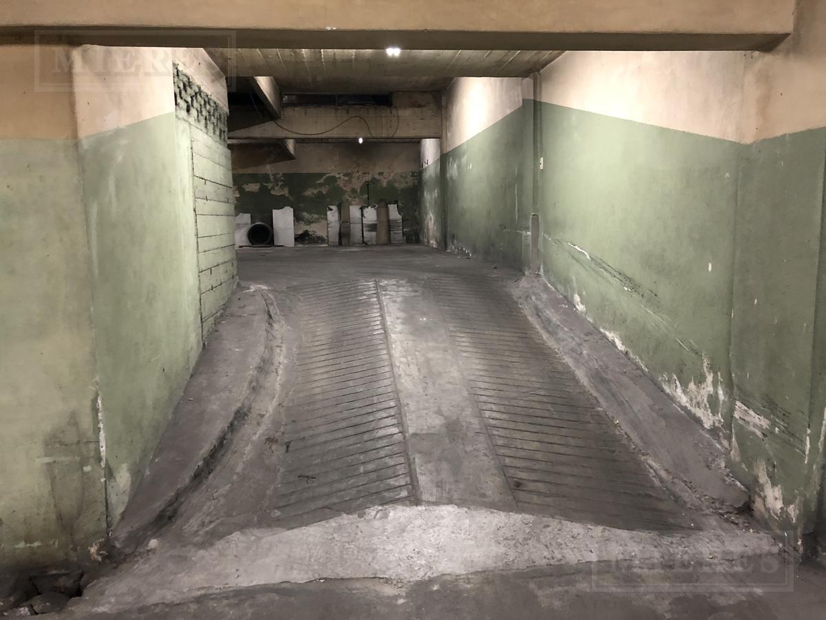 Cochera en venta en el centro de San Isidro.
