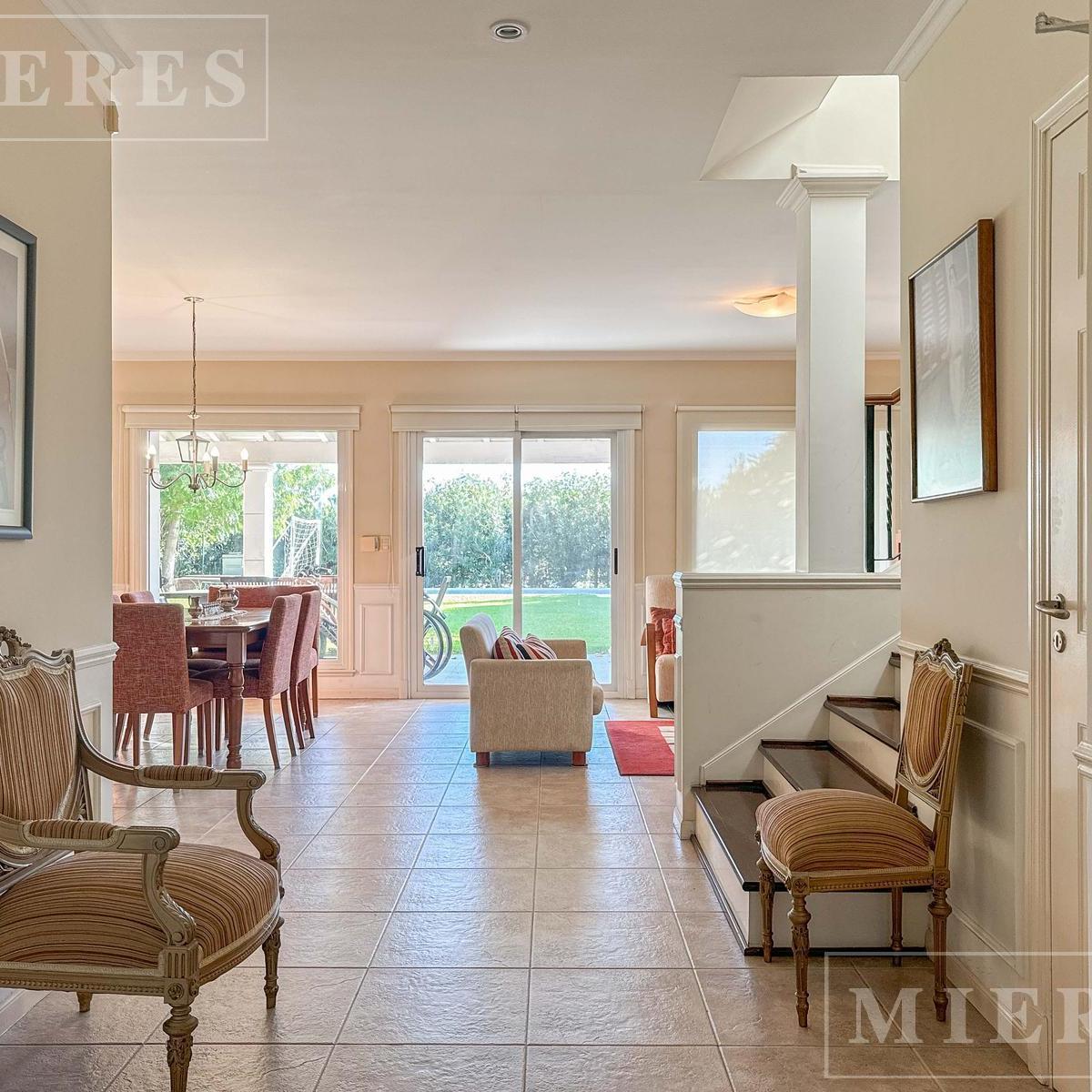 Muy Linda Casa en Venta en Barrio Greenlands 3