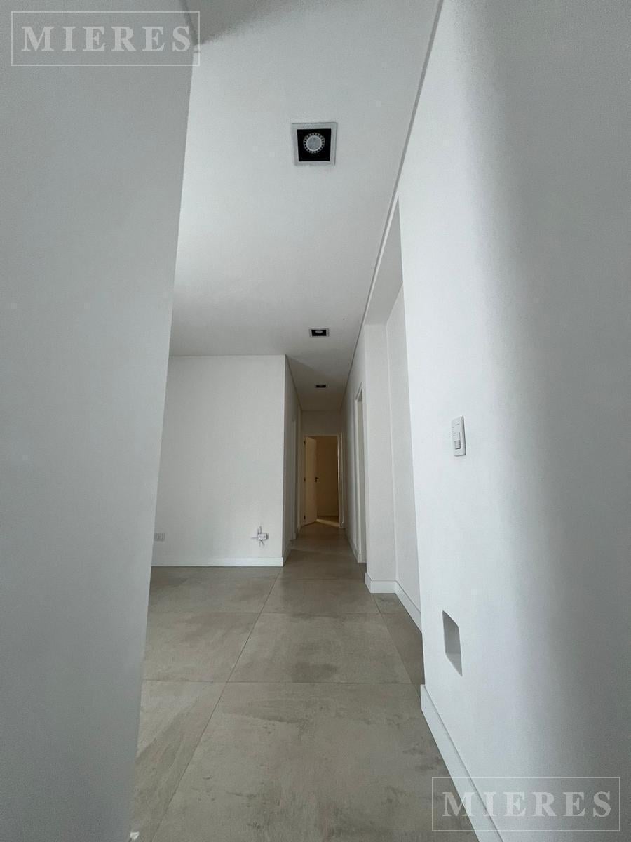 Casa en venta sobre lote a la laguna en área 1 Barrio San Se