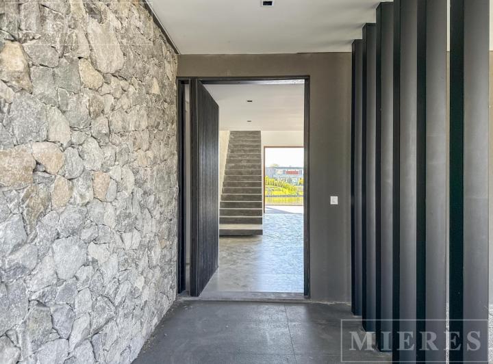 Casa en venta a estrenar sobre lote al lago en Virazón, Nordelta 5