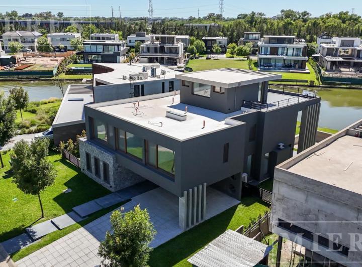Casa en venta a estrenar sobre lote al lago en Virazón, Nordelta 2