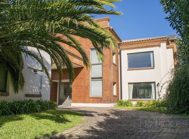 Importante casa en venta en Ayres de Pilar 2