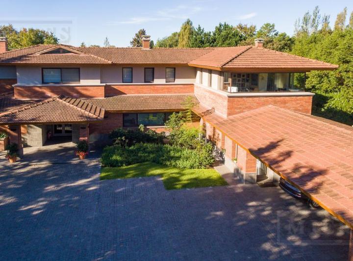 Importante casa en venta de 1230m² en  Altos De Pilar 2
