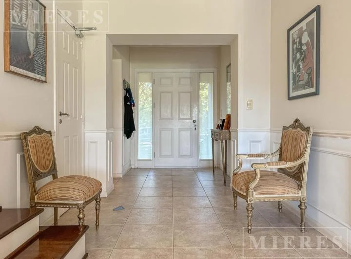 Muy linda casa en venta en Barrio Greenlands 5