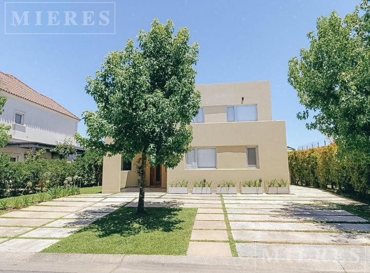 Casa en  alquiler anual en Los Lagos sobre lote interno 4