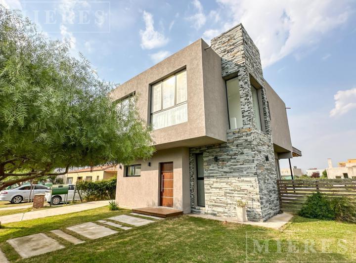 Casa en alquiler temporario en San Ramiro, Pilar del Este 1