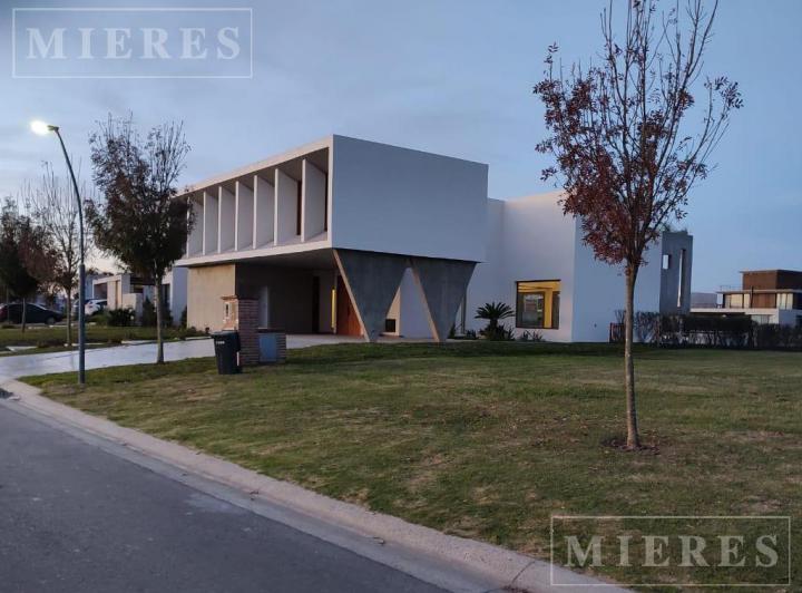 Casa en alquiler anual sin muebles con lote al Lago Central en Virazón 3