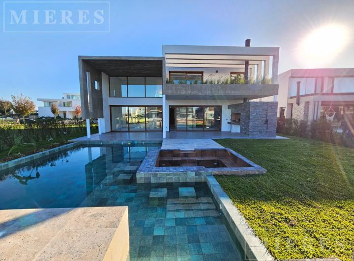 Casa en alquiler anual sin muebles con lote al Lago Central en Virazón 4