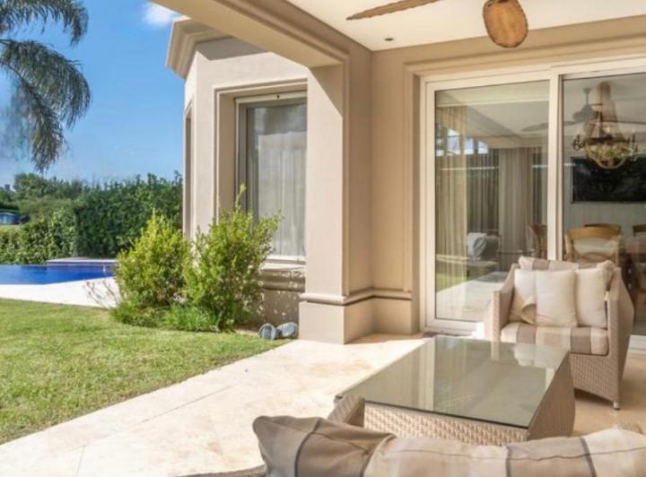 Casa en alquiler con muebles  en el Barrio Los Castores, Nordelta 3