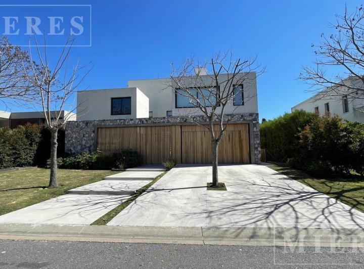 Excelente casa al lago en alquiler de verano en El Golf, Nordelta 1