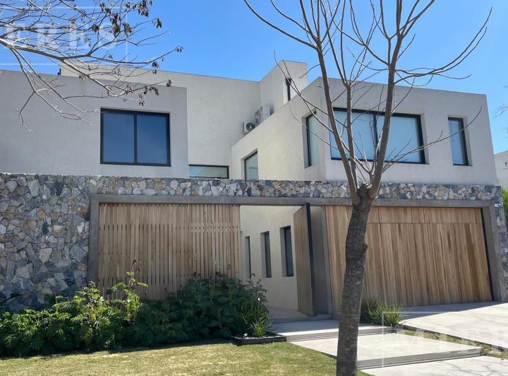 Excelente casa al lago en alquiler de verano en El Golf, Nordelta 2