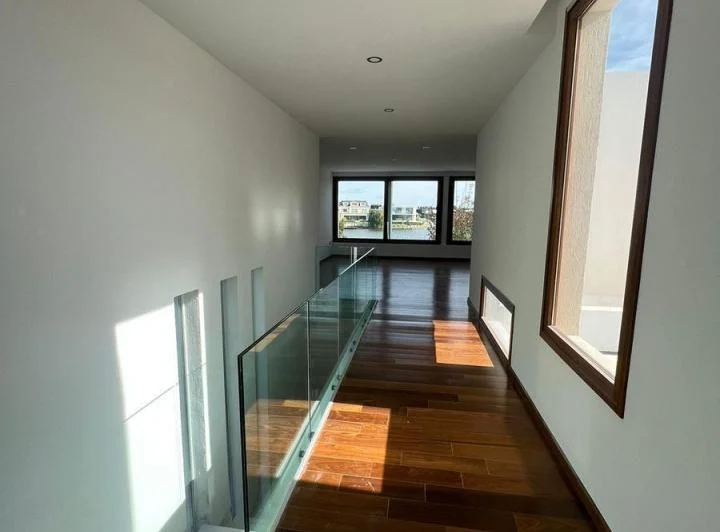 Casa en alquiler anual sin muebles con lote al Lago Central en Virazón 5
