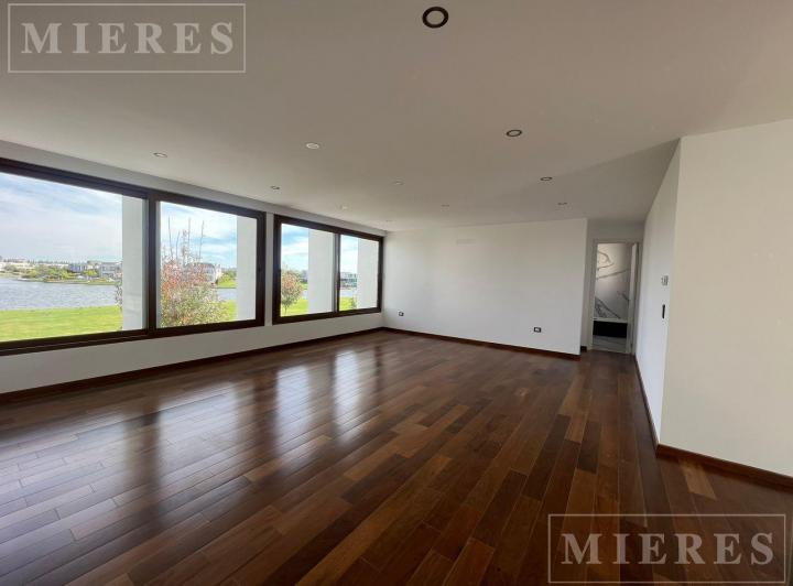 Casa en alquiler anual sin muebles con lote al Lago Central en Virazón 2