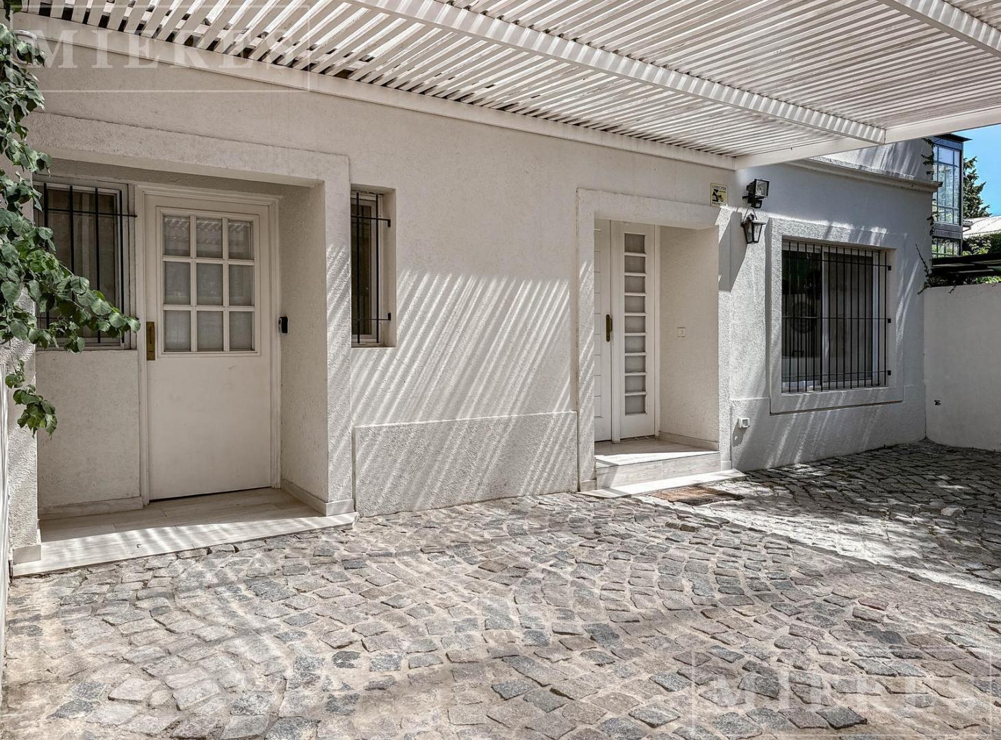 Muy linda casa totalmente actualizada desarrollada en 3 plantas en el Bajo de San Isidro en venta