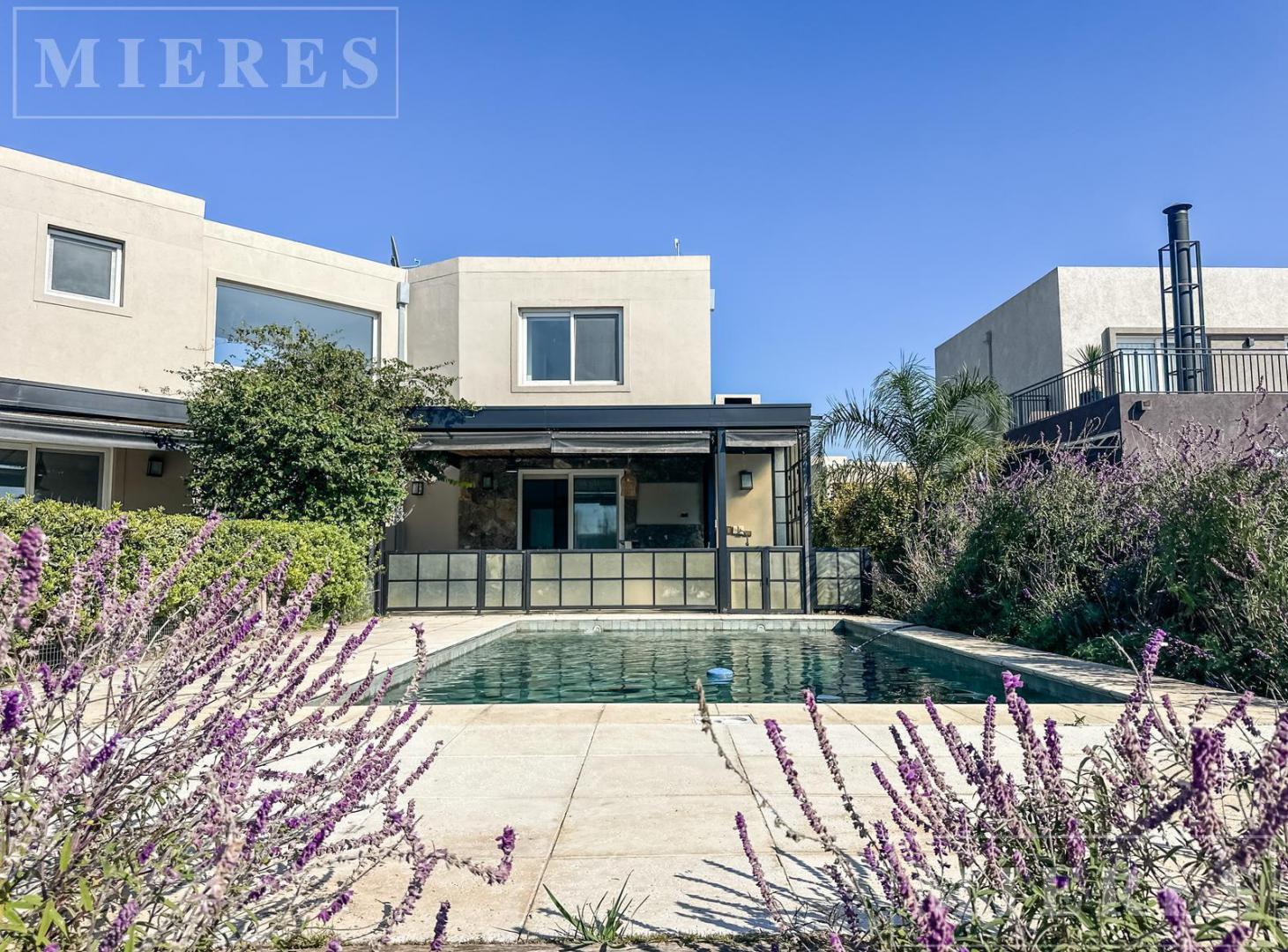 Casa en venta sobre lote a la laguna en El Cantón Barrio Islas