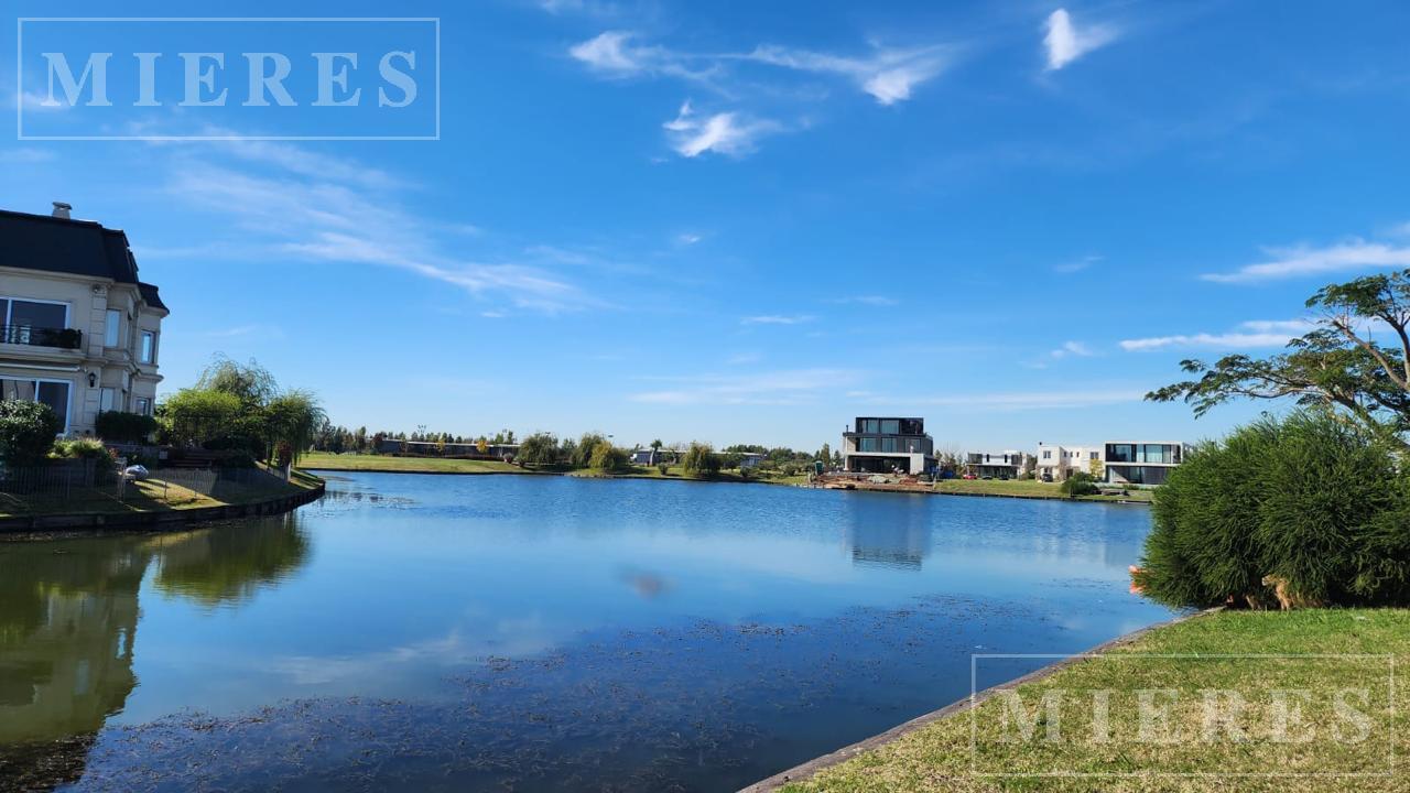 Lote en venta al Lago Central de Nordelta, Barrio Virazon
