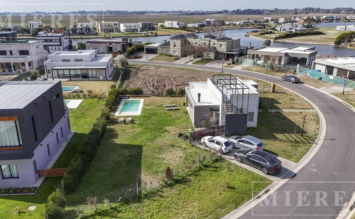 Casa en alquiler anual sobre lote interno Area 8 San Sebastian