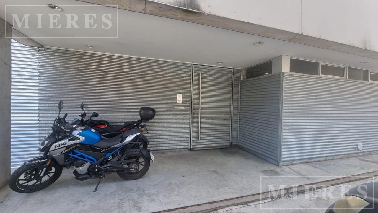 Gran deposito de 700 m2 mas 200 m2 de Oficinas en Munro
