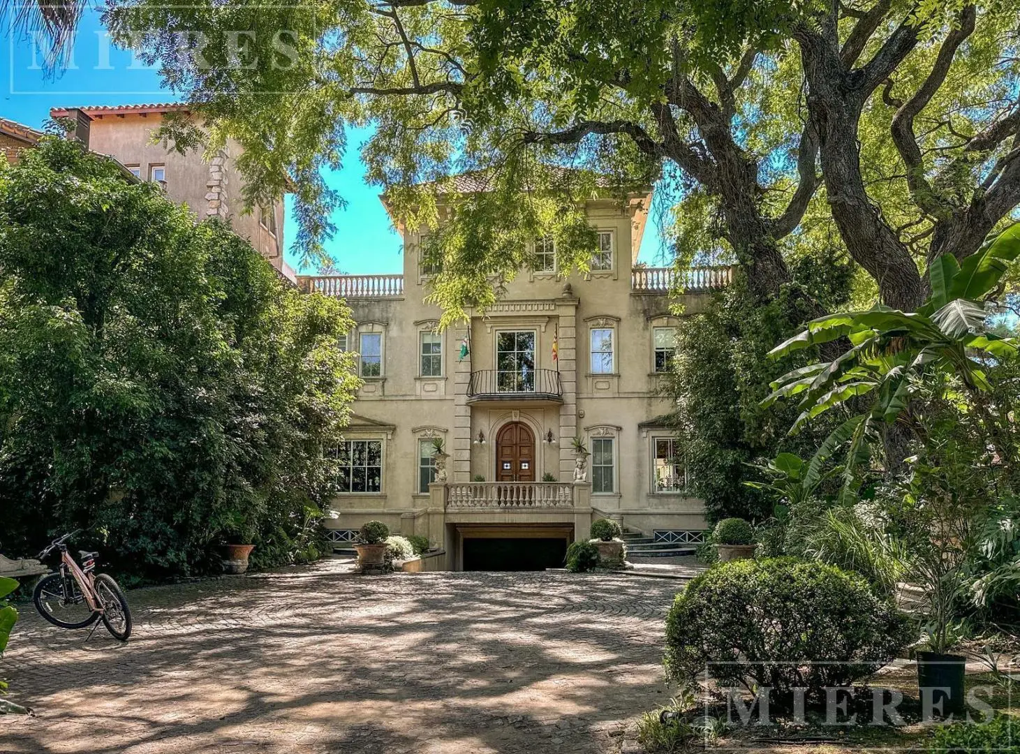 Exclusiva propiedad de estilo Villa Toscana en Barrancas al rio, Punta Chica. 2