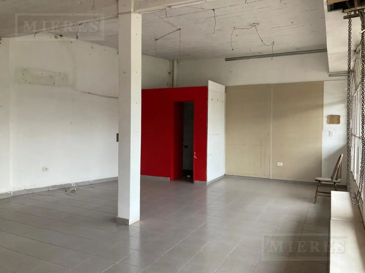 Excelente local mas deposito en venta en Pilar 2