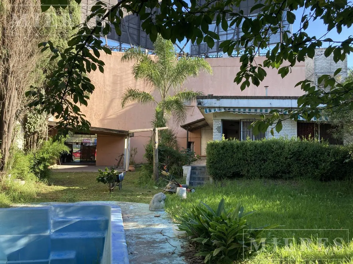 Excelente local mas deposito en venta en Pilar 4