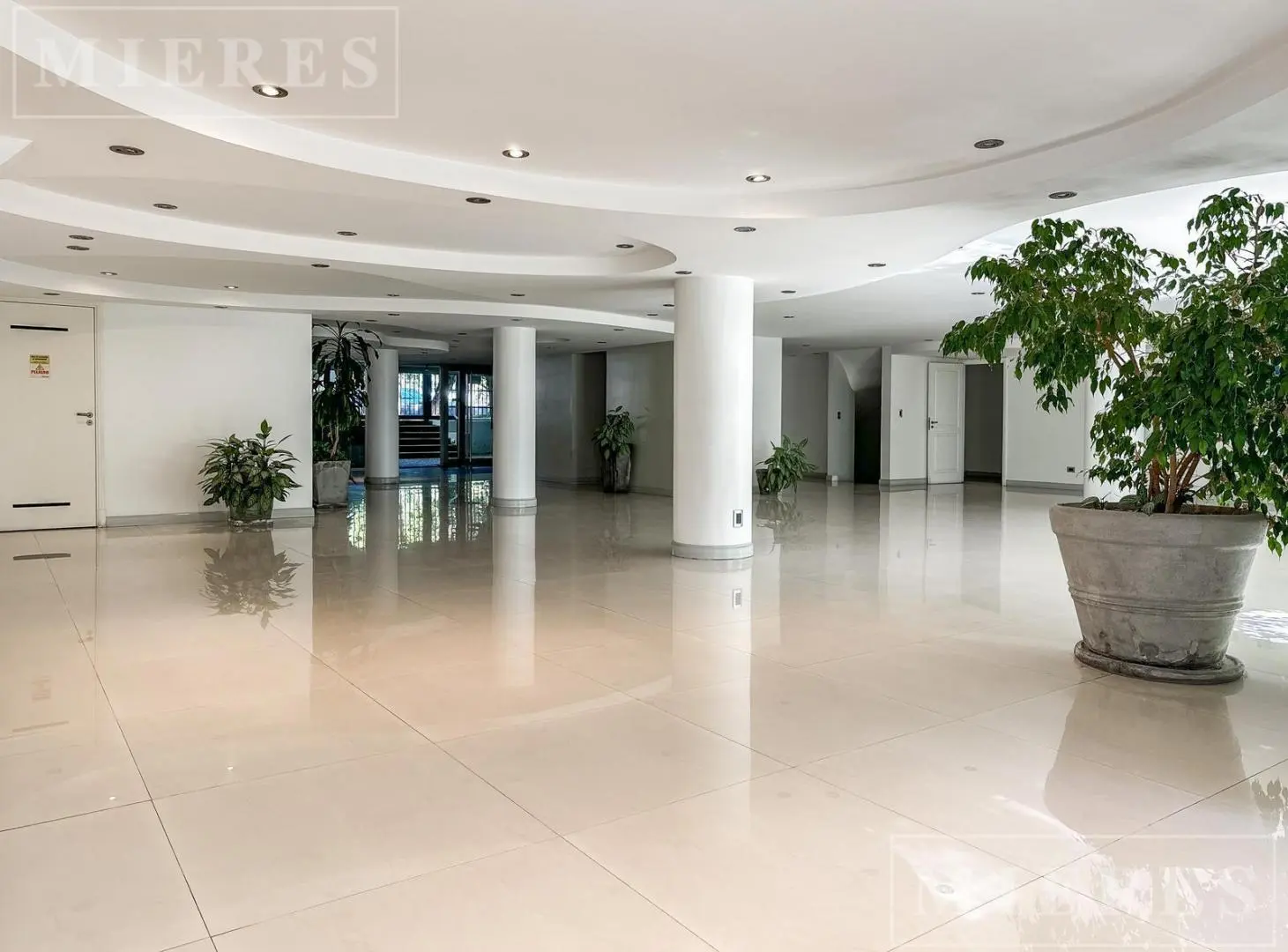 Excelente departamento al contrafrente en edificio Da Vinci, en venta 1