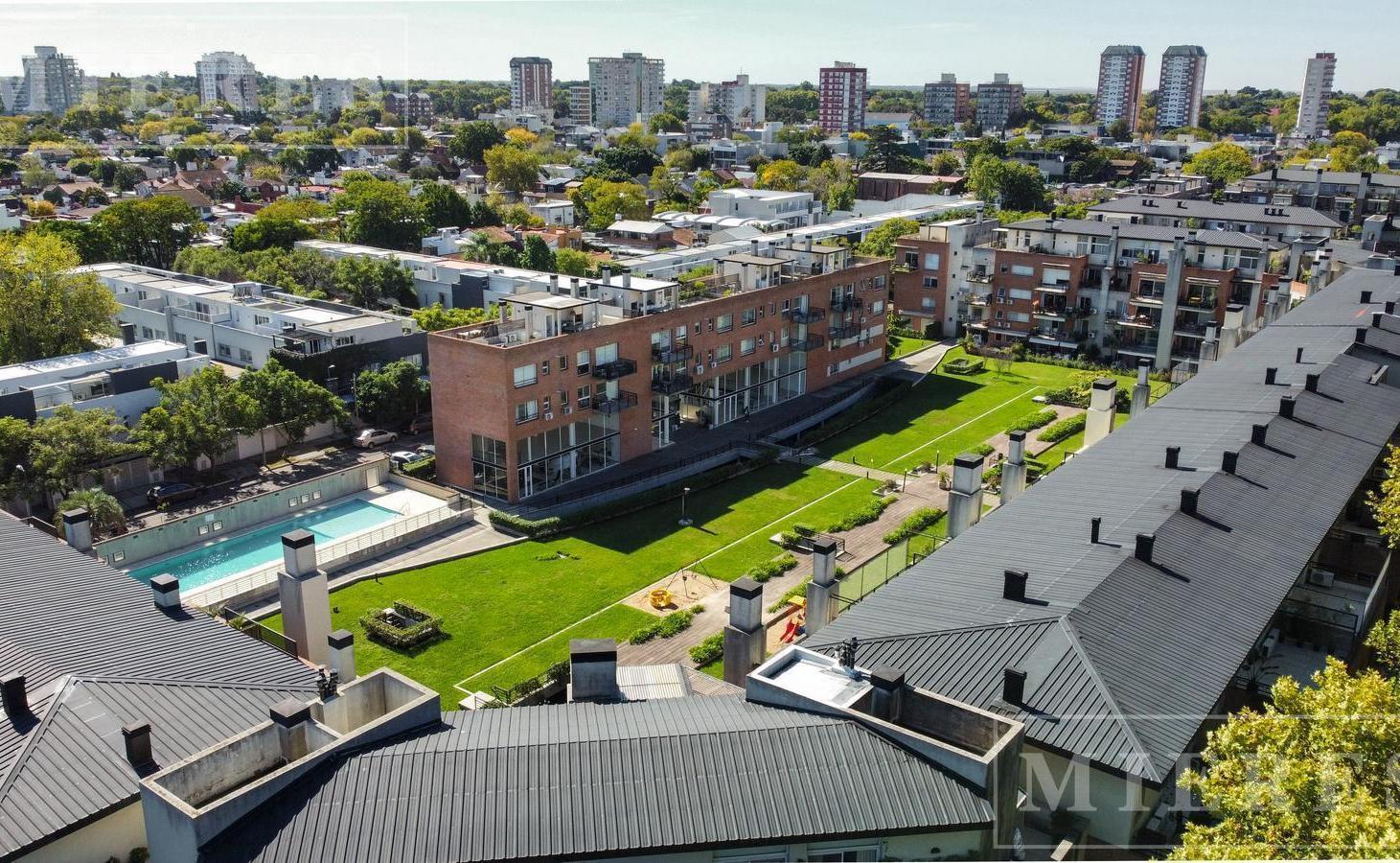 Departamento en dúplex de 4 ambientes, con dormitorios en planta baja en Beccar Plaza II en venta