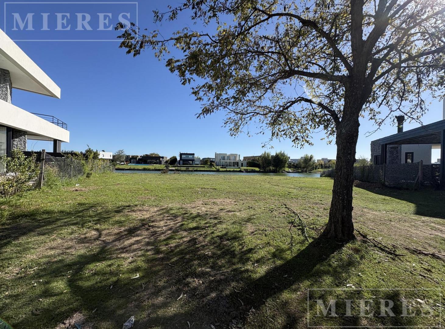 Lote a la laguna en venta en El Cantón Barrio Norte