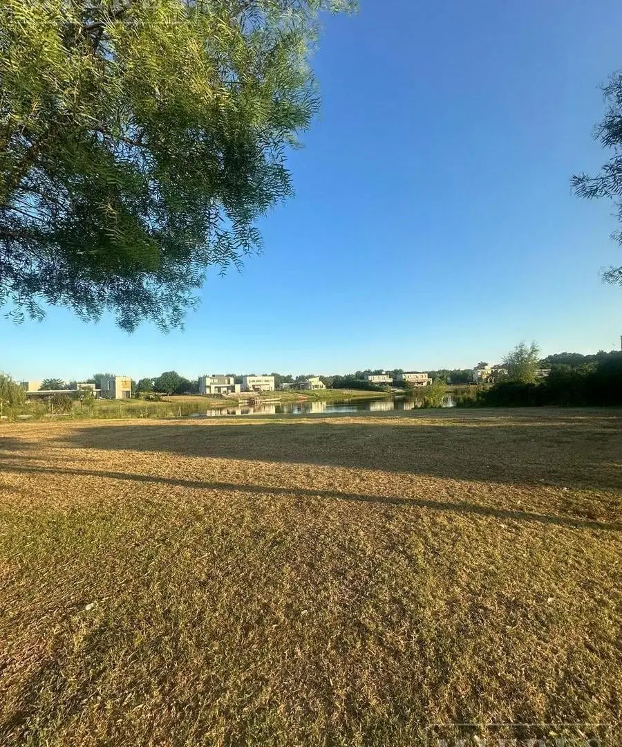 Lote en venta a la laguna en Barrio El Cazal 4