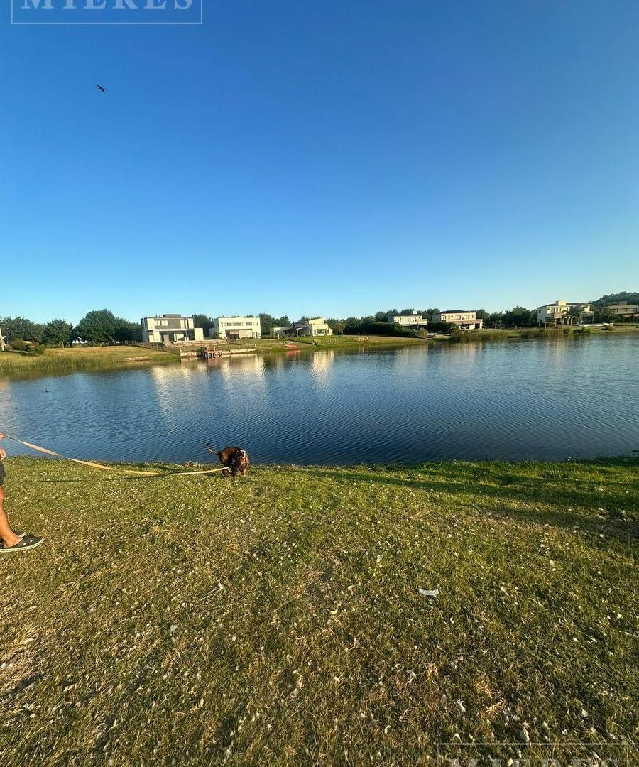 Lote en venta a la laguna en Barrio El Cazal
