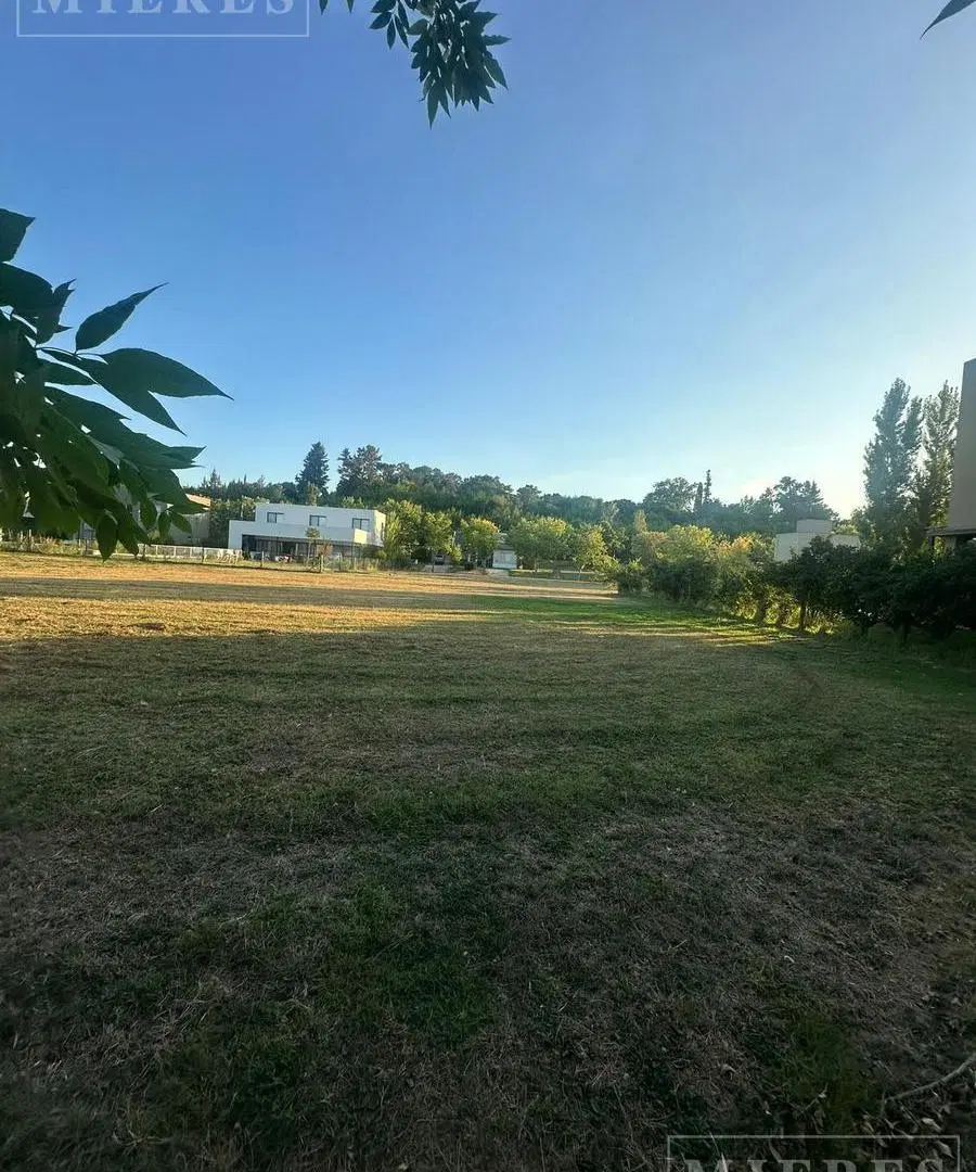 Lote en venta a la laguna en Barrio El Cazal 2