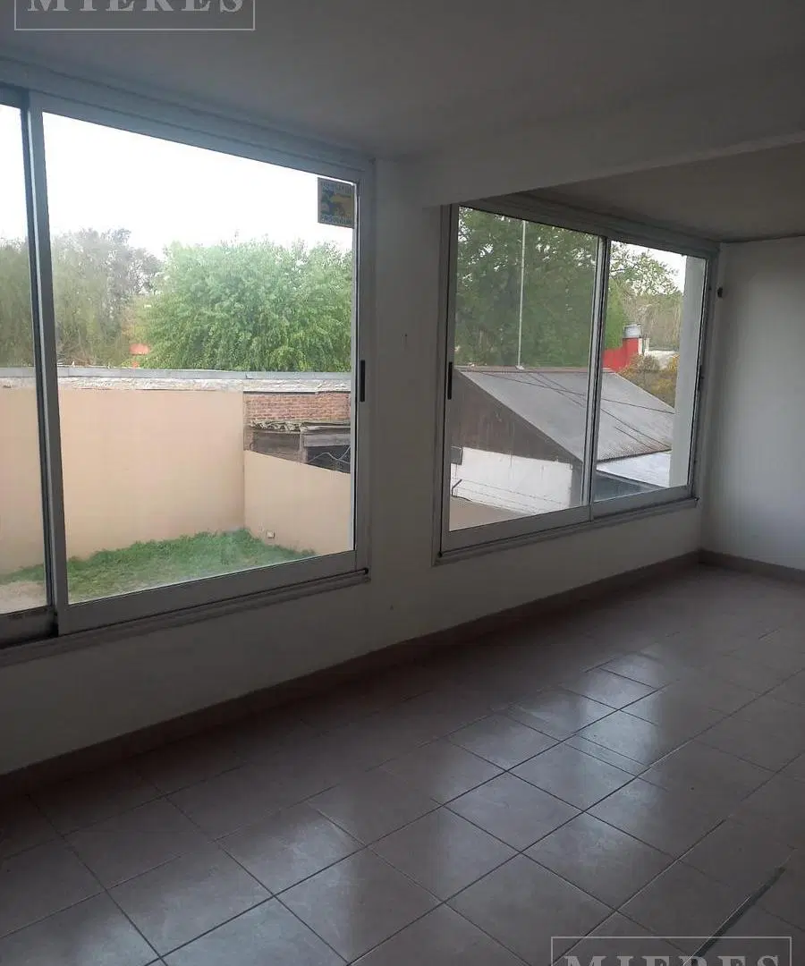 Excelente Local a la venta de 170 m2 en Pilar 4