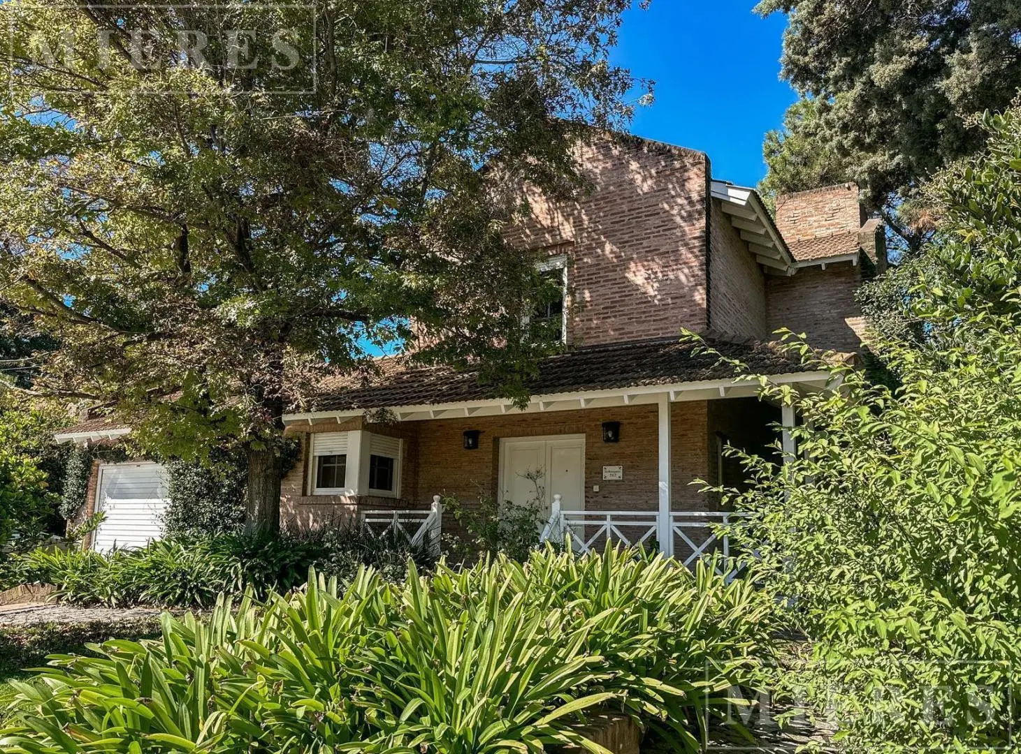Casa clásica desarrollada en dos plantas, en muy buen estado. Ubicada en San Isidro Chico en venta. 4