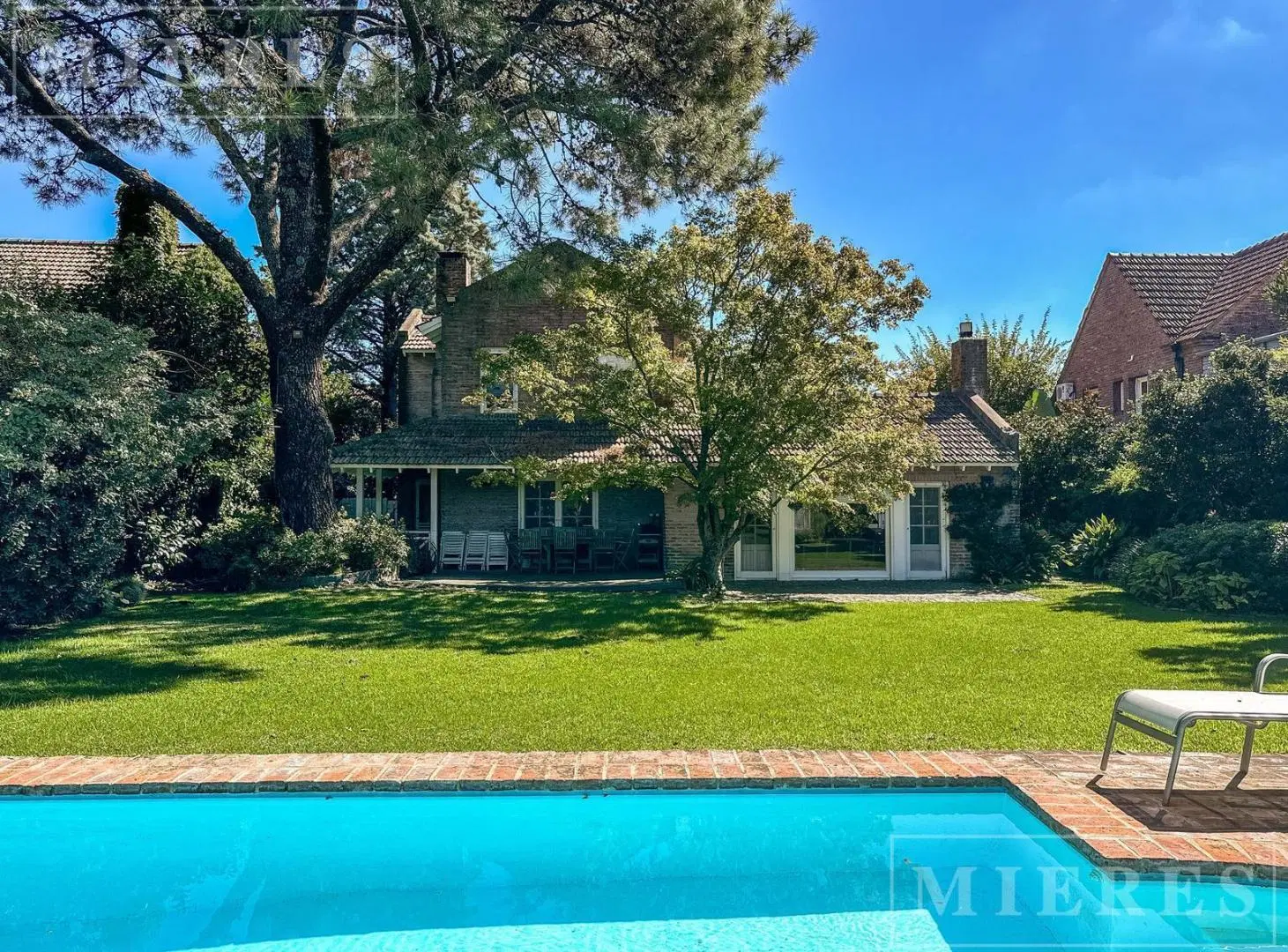 Casa clásica desarrollada en dos plantas, en muy buen estado. Ubicada en San Isidro Chico en venta. 3