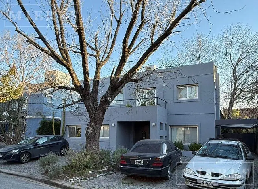Muy linda casa desarrollada en dos plantas en el Barrio Cerrado Las Victorias. 1