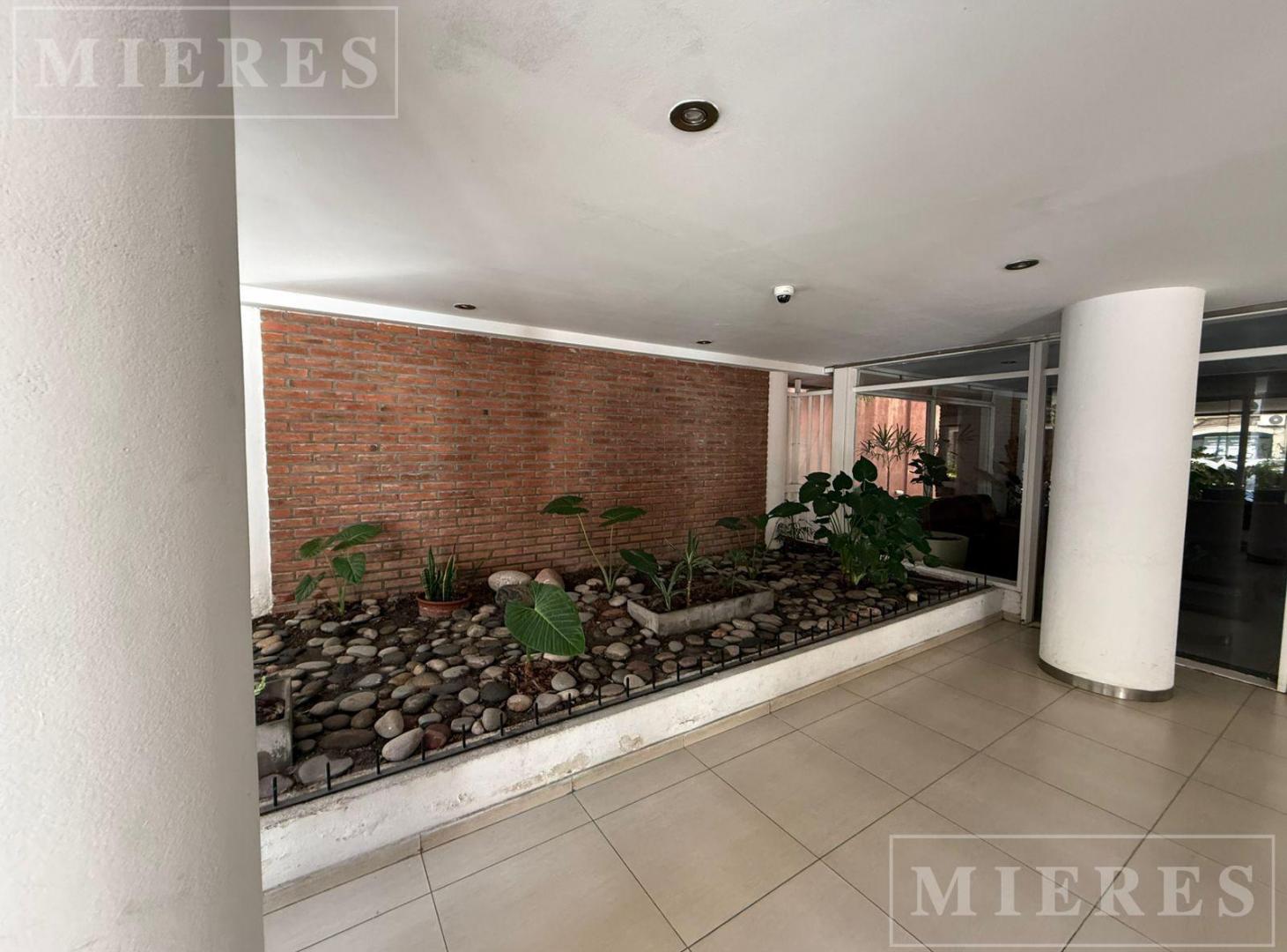 Departamento en torre en el centro de San Isidro en alquiler.