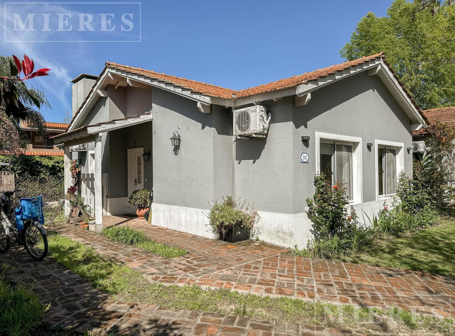 Casa en venta en barrio Los Álamos, con jardín y pileta
