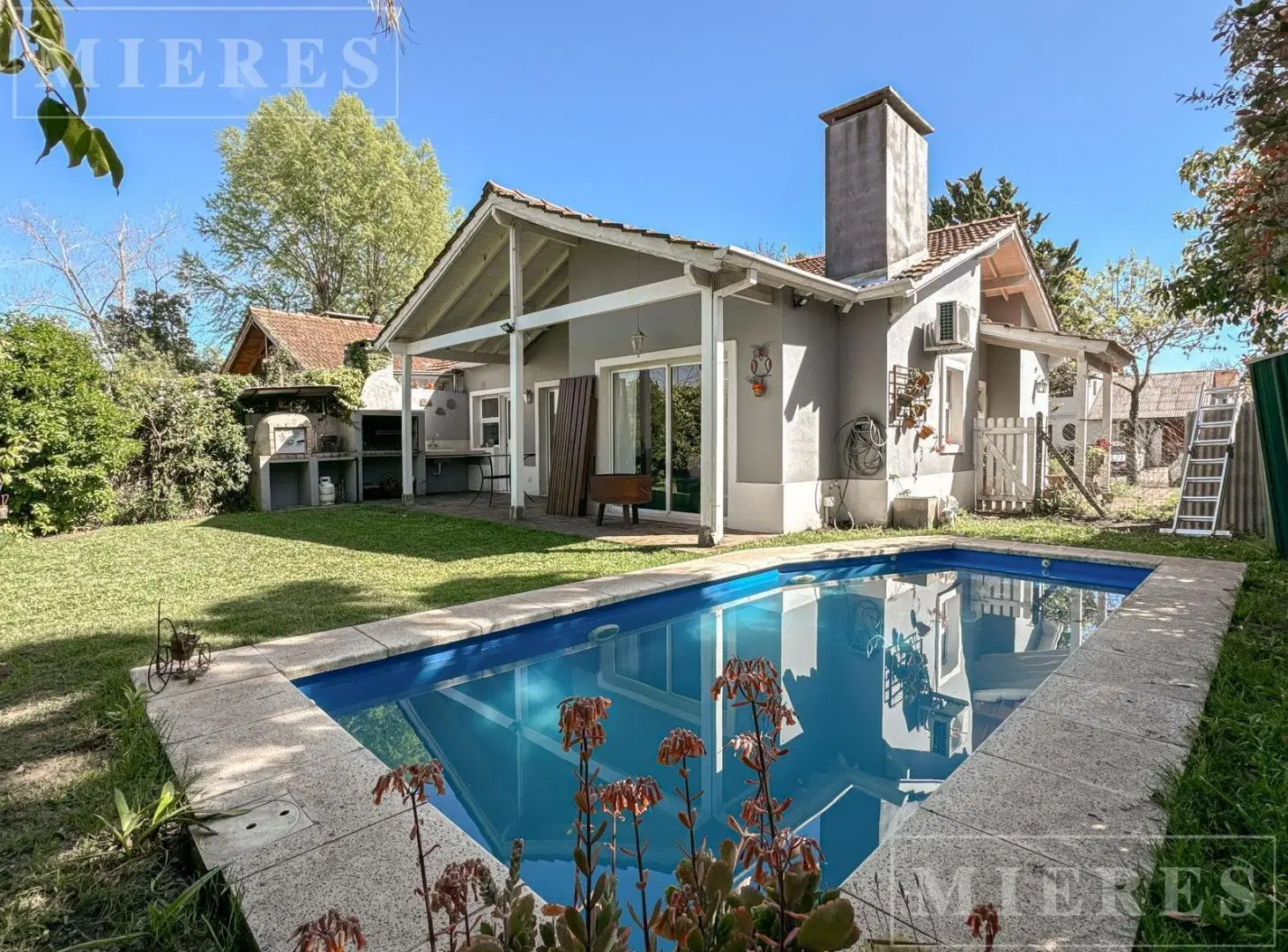 Casa en venta en barrio Los Álamos, con jardín y pileta 1
