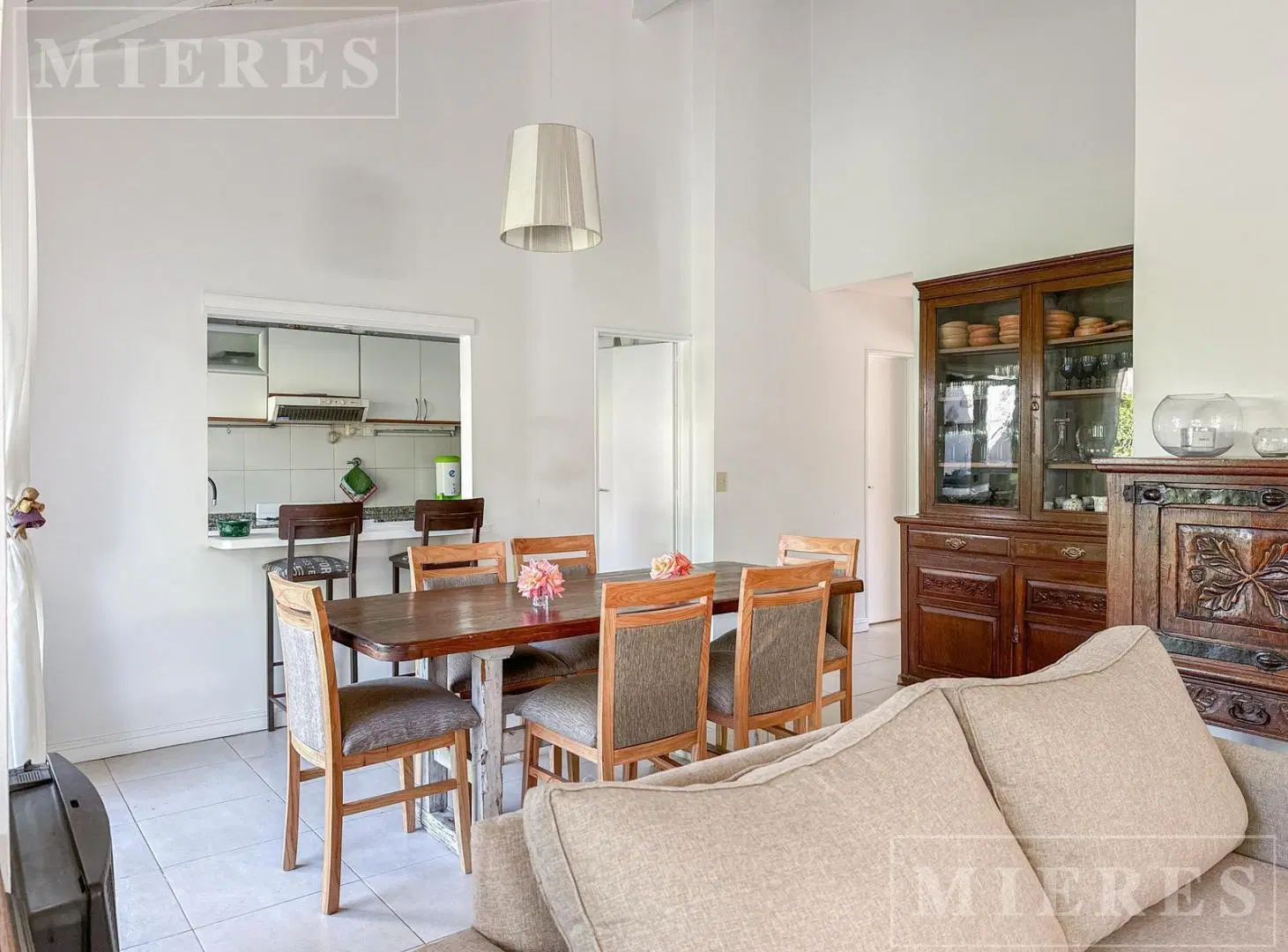 Casa en venta en barrio Los Álamos, con jardín y pileta 3