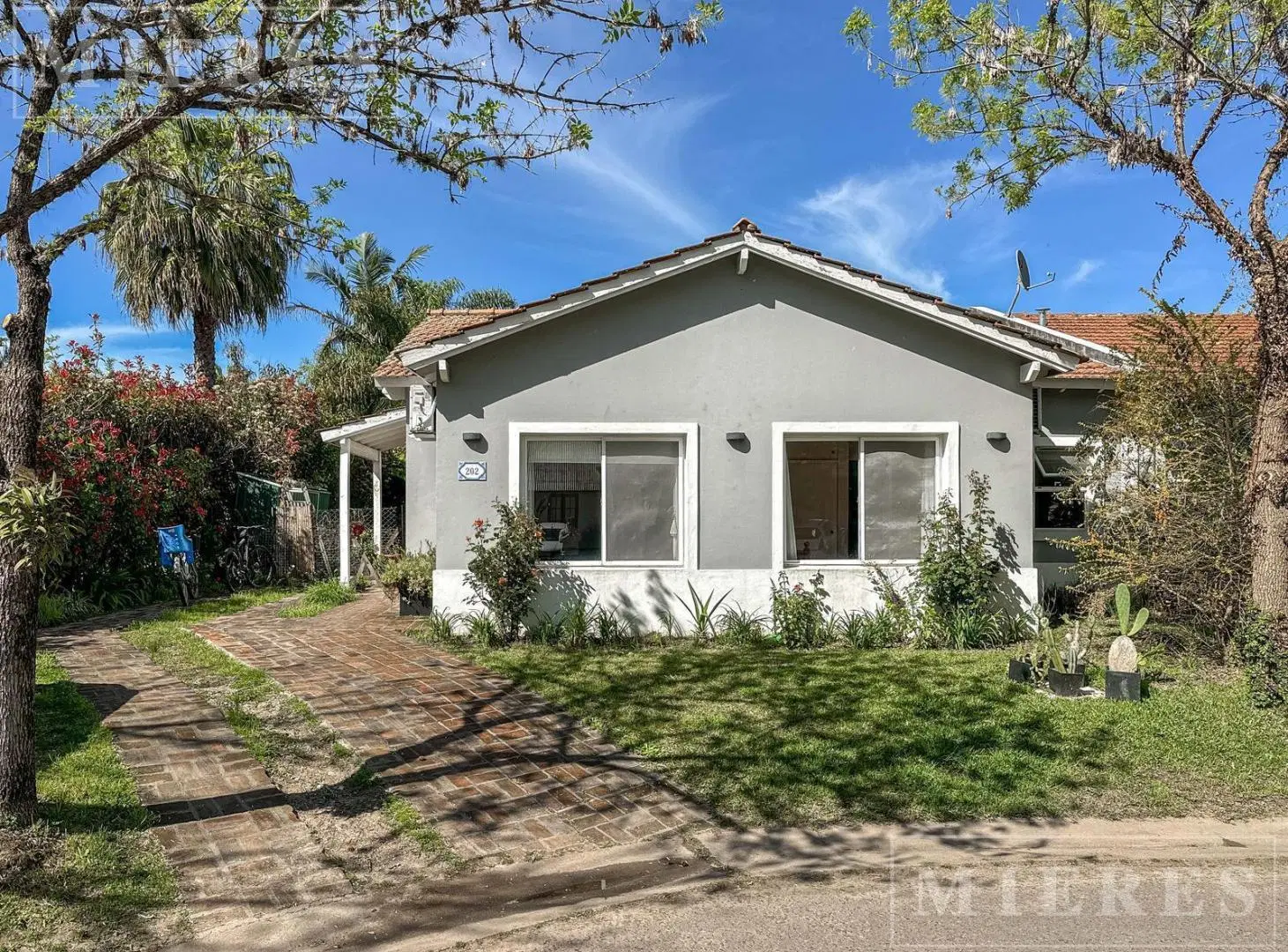 Casa en venta en barrio Los Álamos, con jardín y pileta 5