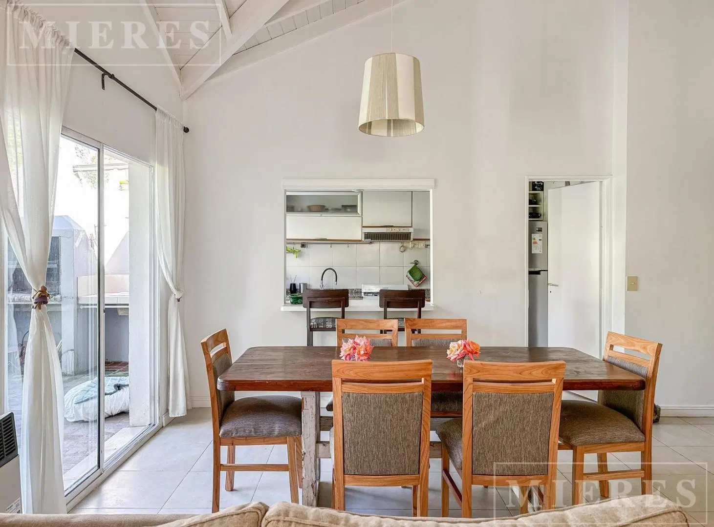Casa en venta en barrio Los Álamos, con jardín y pileta 4