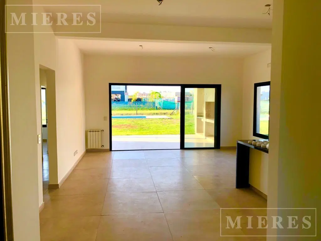 Casa en alquiler en San Ramiro, Pilar del Este 3