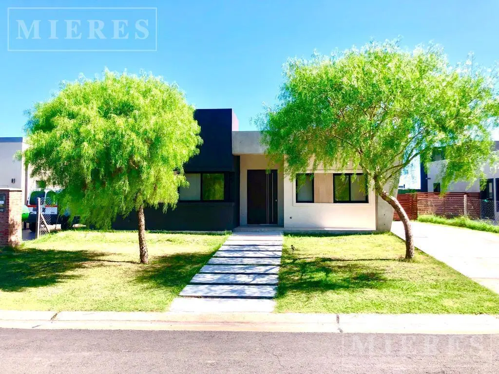 Casa en alquiler en San Ramiro, Pilar del Este 1