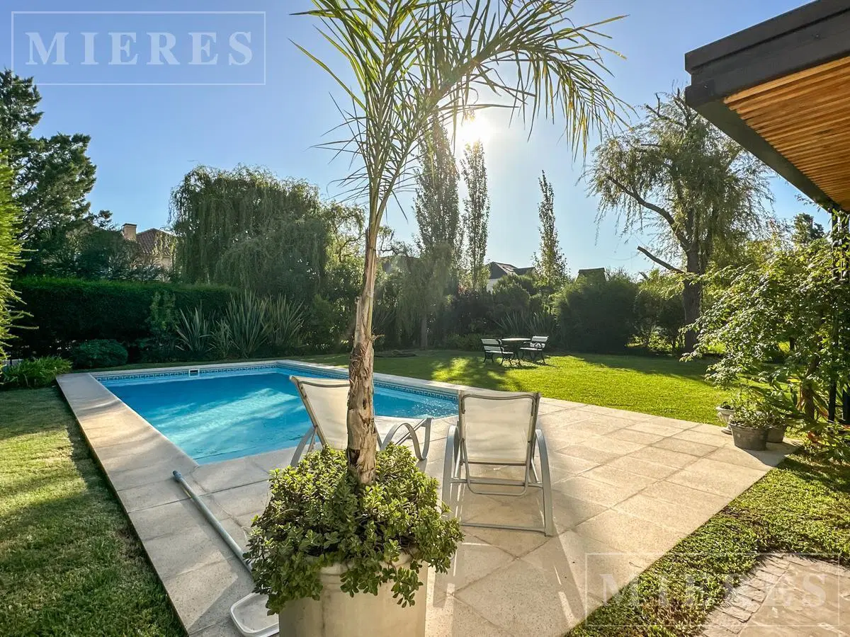 Casa  sobre lote interno en Los Castores a la venta en Nordelta 2