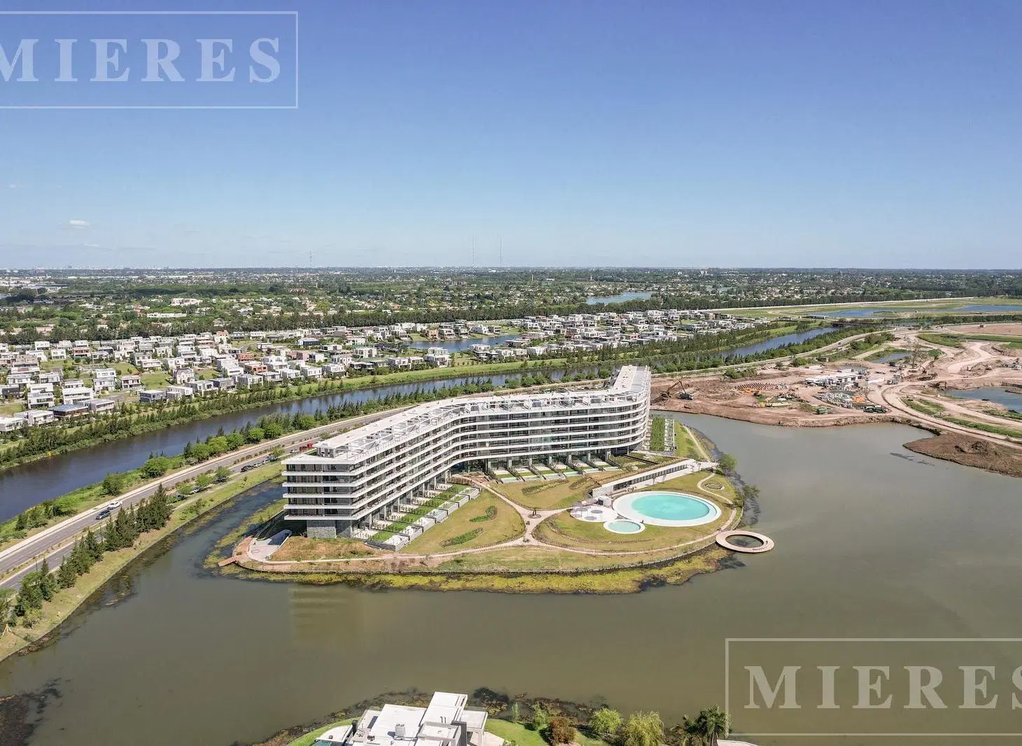 Departamento en venta con doble balcón en Oceana, Nordelta. 2