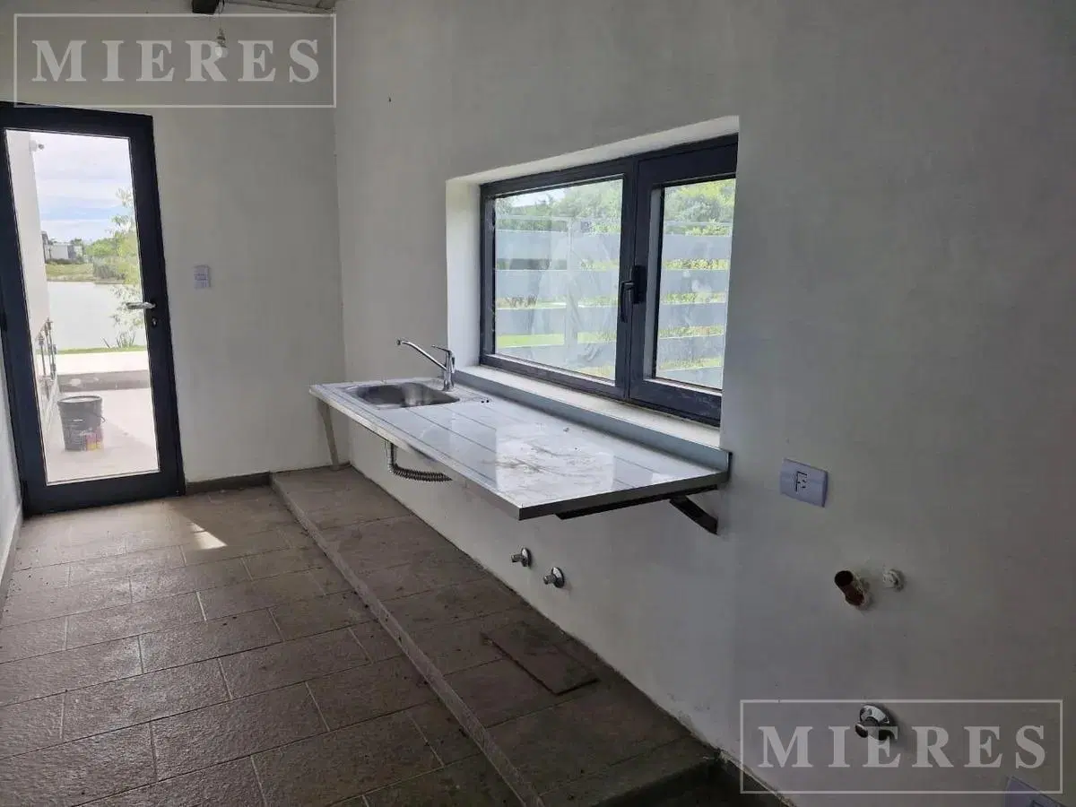 Casa en venta sobre lote a la laguna El Canton Barrio Norte 1