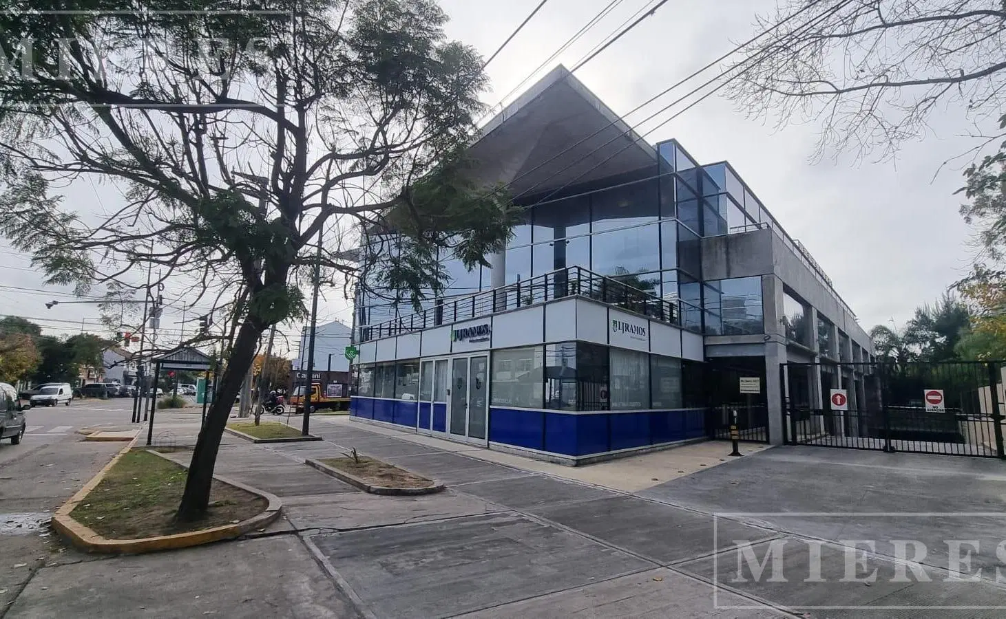 Oficinas en alquiler de 200 m2 con 8 cocheras en Lomas de San isidro 2