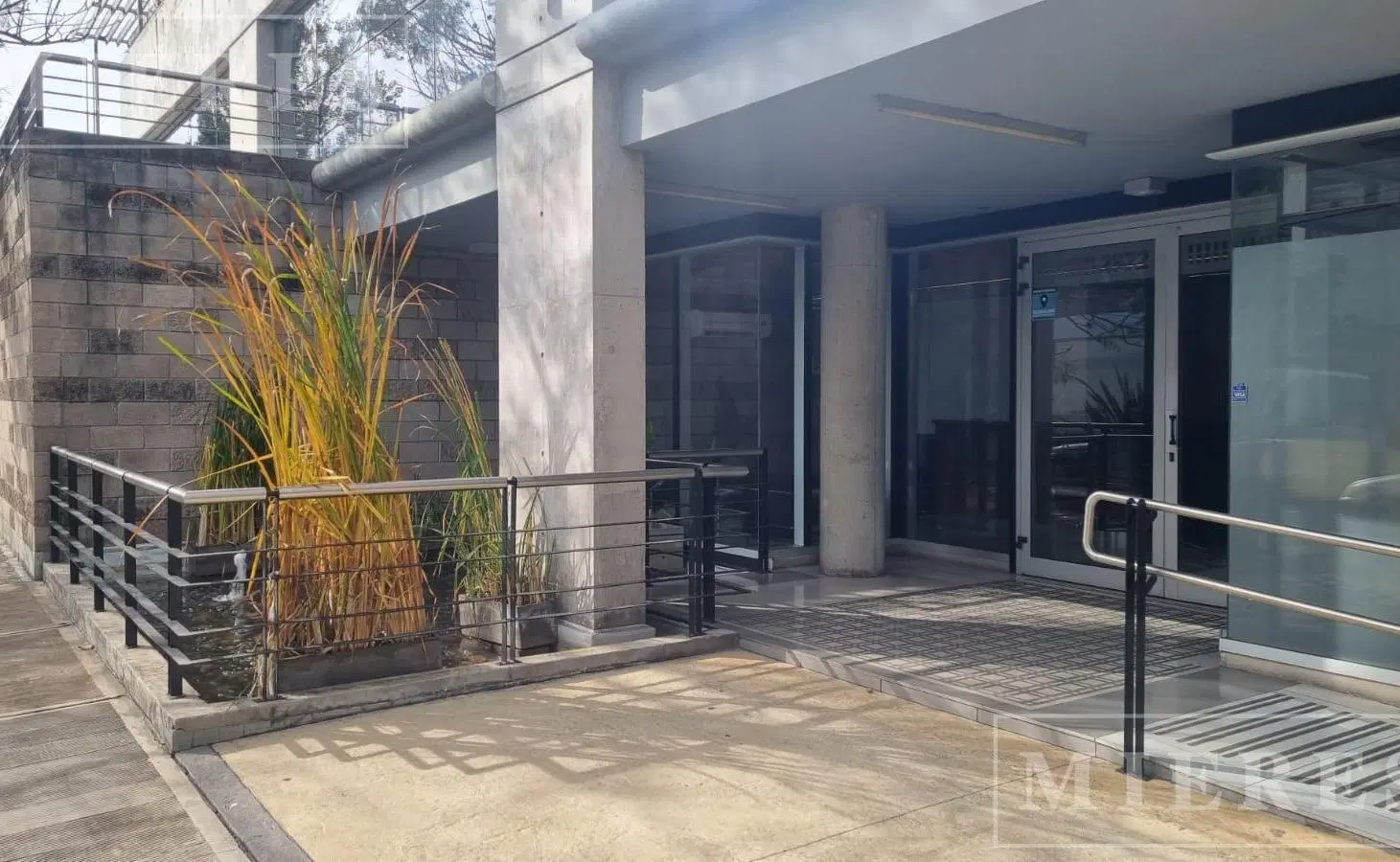Oficinas en alquiler de 200 m2 con 8 cocheras en Lomas de San isidro 5